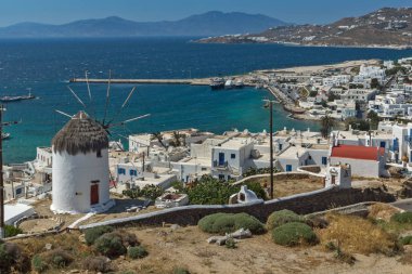 Panoramik beyaz yel değirmeni ve Mikonos Adası, Cyclades