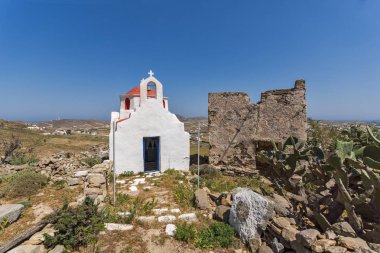 Kırmızı çatı ile beyaz kilise şaşırtıcı görünümü Mykonos Adası, Cyclades
