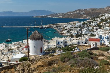 Panoramik beyaz yel değirmeni ve Mikonos Adası, Cyclades