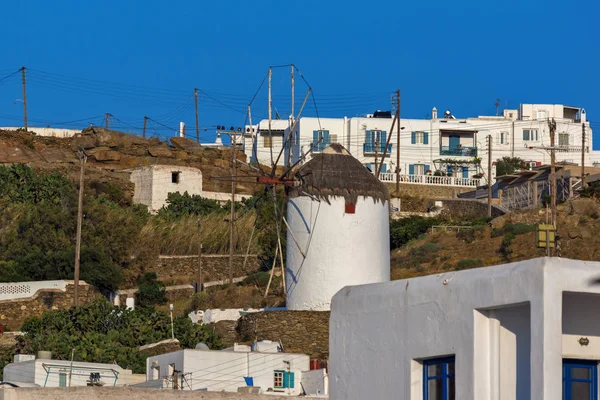 Molino de viento blanco en la ciudad de Mykonos, Cyclades — Foto de Stock