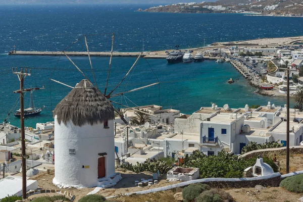 Vista panorámica del molino de viento blanco y la isla de Mykonos, Cícladas — Foto de Stock