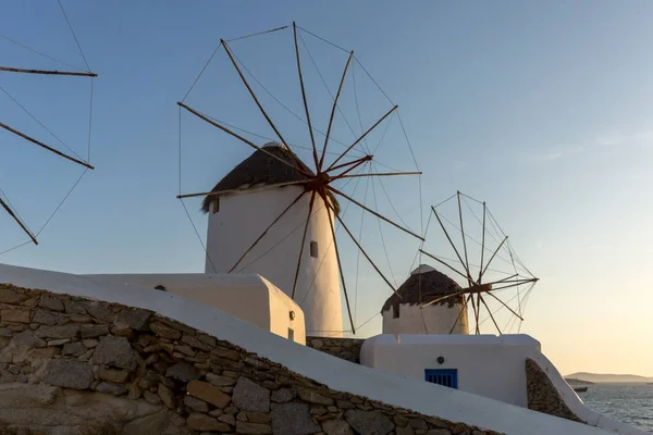 Coucher de soleil des moulins à vent blancs et de la mer Égée sur l'île de Mykonos, Cyclades — Photo