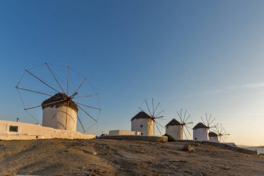 Günbatımı beyaz yel değirmenleri ve Ege Denizi Adası Mykonos, Cyclades
