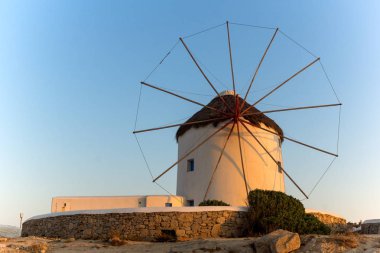 Günbatımı beyaz yel değirmenleri ve Ege Denizi Adası Mykonos, Cyclades