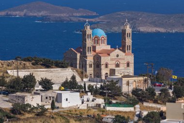 Ortodoks Anastaseos Kilisesi ve Ermopoli, Syros, Cyclades adalarına panoramik görünüm