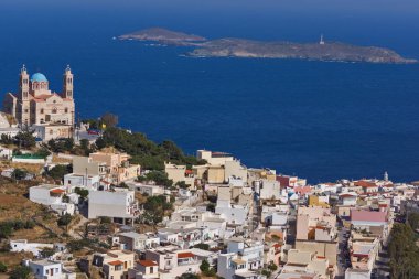 Ortodoks Anastaseos Kilisesi ve Ermopoli, Syros, Cyclades adalarına panoramik görünüm