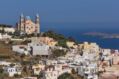 Ortodoks Anastaseos Kilisesi ve Ermopoli, Syros, Cyclades adalarına panoramik görünüm