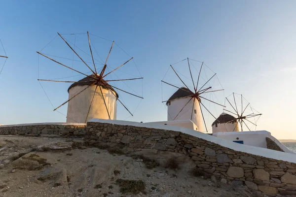 Coucher de soleil des moulins à vent blancs et de la mer Égée sur l'île de Mykonos, Cyclades — Photo