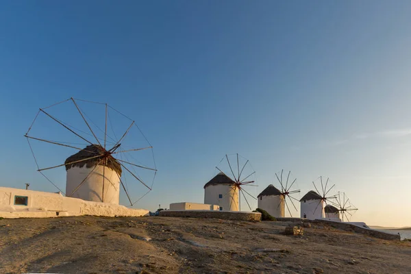 白い風車とミコノス島のキクラデス諸島にエーゲ海の夕日 — ストック写真