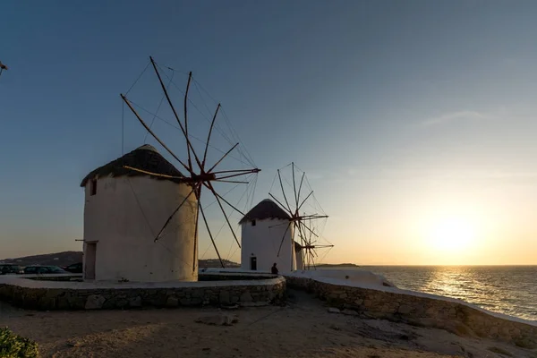 Puesta de sol de molinos de viento blancos y mar Egeo en la isla de Mykonos, Cícladas —  Fotos de Stock