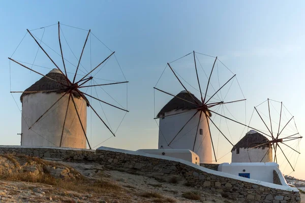 Günbatımı beyaz yel değirmenleri ve Ege Denizi Adası Mykonos, Cyclades