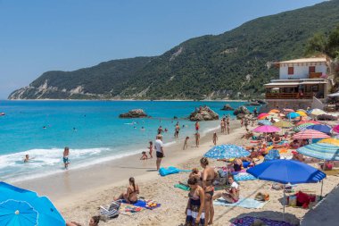 Agios Ioannis, Lefkada, Yunanistan 16 Temmuz 2014: Mavi suları Beach, köy Agios Ioannis, Lefkada, Yunanistan