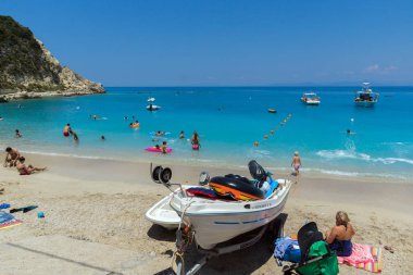 Agios Ioannis, Lefkada, Yunanistan 16 Temmuz 2014: Mavi suları Beach, köy Agios Ioannis, Lefkada, Yunanistan