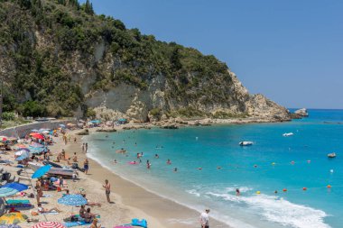 Agios Ioannis, Lefkada, Yunanistan 16 Temmuz 2014: Mavi suları Beach, köy Agios Ioannis, Lefkada, Yunanistan