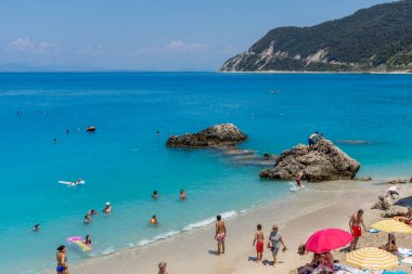 Agios Ioannis, Lefkada, Yunanistan 16 Temmuz 2014: Mavi suları Beach village Agios Ioannis, Lefkada, İyonya Adaları