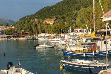 Vasiliki, Lefkada, Yunanistan 16 Temmuz 2014: Vasiliki Köyü, Lefkada, Yunanistan Panoraması