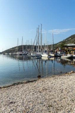 Sivota, Lefkada, Yunanistan 17 Temmuz 2014: Sivota Köyü, Lefkada, Yunanistan Panoraması