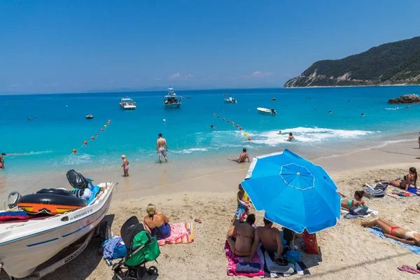 AGIOS NIKITAS, LEFKADA, GRECIA 16 LUGLIO 2014: Acque azzurre di spiaggia di villaggio di Agios Nikitas, Lefkada, Grecia — Foto Stock