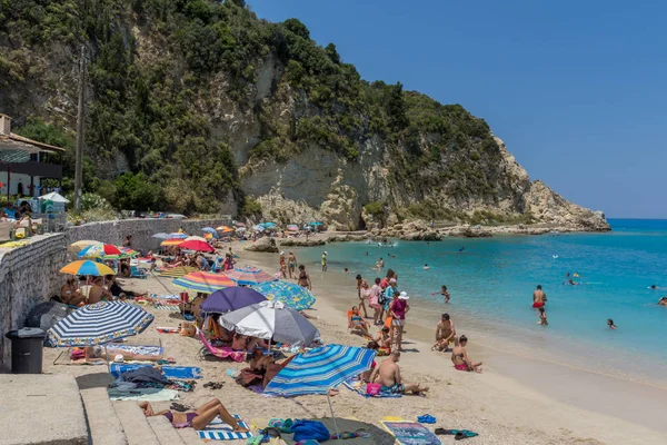 AGIOS NIKITAS, LEFKADA, GRECIA 16 LUGLIO 2014: Acque azzurre di spiaggia di villaggio di Agios Nikitas, Lefkada, Grecia — Foto Stock