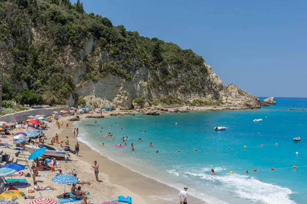 AGIOS NIKITAS, LEFKADA, GRÉCIA JULHO 16, 2014: Águas azuis de praia de aldeia de Agios Nikitas, Lefkada, Grécia — Fotografia de Stock