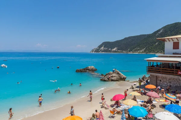 AGIOS NIKITAS, LEFKADA, GRECIA 16 LUGLIO 2014: Acque azzurre di spiaggia di villaggio di Agios Nikitas, Lefkada, Grecia — Foto Stock