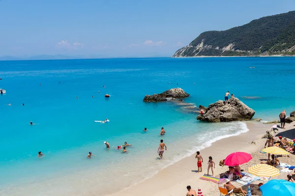 AGIOS NIKITAS, LEFKADA, GRECIA 16 LUGLIO 2014: Acque azzurre di spiaggia di villaggio di Agios Nikitas, Lefkada, Grecia — Foto Stock