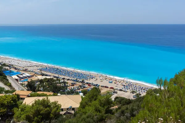 KATHISMA BEACH, LEFKADA, GRECIA 16 LUGLIO 2014: Veduta panoramica della spiaggia di Kathisma, Lefkada, Grecia — Foto Stock