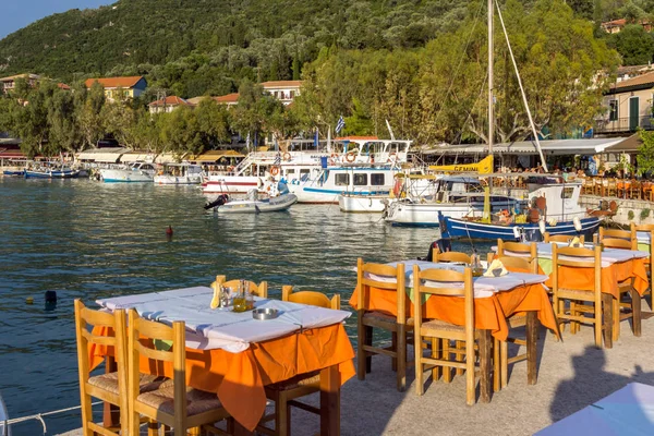 VASILIKI, LEFKADA, GRECIA 16 DE JULIO DE 2014: Panorama del pueblo de Vasiliki, Lefkada, Grecia — Foto de Stock