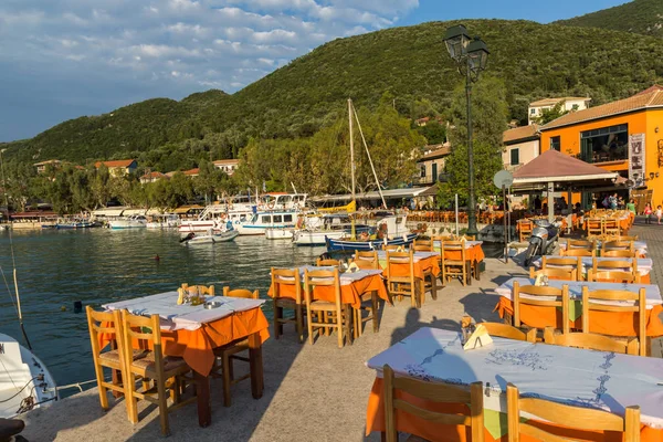 VASILIKI, LEFKADA, GRECIA 16 DE JULIO DE 2014: Panorama del pueblo de Vasiliki, Lefkada, Grecia — Foto de Stock