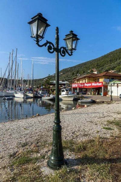 VASILIKI, LEFKADA, GRECIA 16 DE JULIO DE 2014: Panorama del pueblo de Vasiliki, Lefkada, Grecia — Foto de Stock