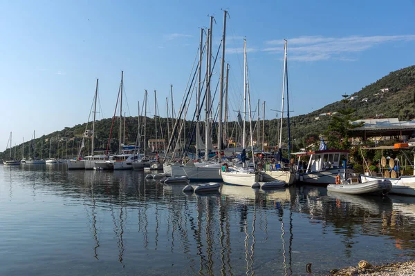 Sivota, Lefkada, Görögország 2014. július 17.: Panoráma Sivota Village, Lefkada, Görögország — Stock Fotó