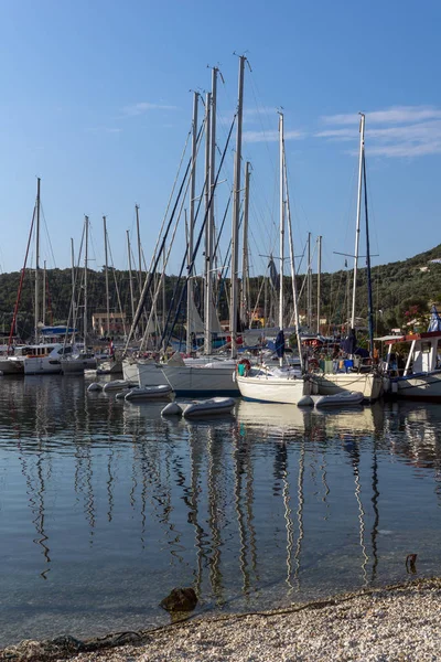 Sivota, Lefkada, Grecja 17 lipca 2014: Panorama wioski rybackiej Sivota, Lefkada, Grecja — Zdjęcie stockowe