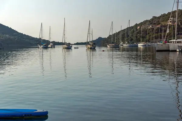 Sivota, Lefkada, Grecja 17 lipca 2014: Panorama wioski rybackiej Sivota, Lefkada, Grecja — Zdjęcie stockowe