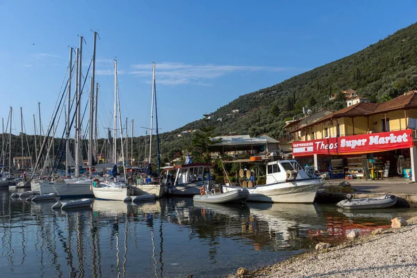 SIVOTA, LEFKADA, GREECE 17 июля 2014 г.: Панорама деревни Сивота, Лефкада, Греция — стоковое фото