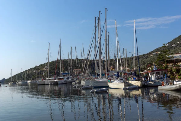 Sivota, Lefkada, Yunanistan 17 Temmuz 2014: Sivota Köyü, Lefkada, Yunanistan Panoraması — Stok fotoğraf