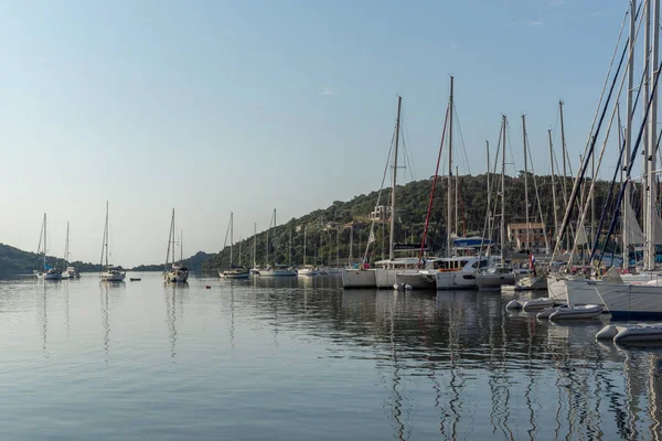 Nydri, Lefkada, Grecja 17 lipca: Portu w Nydri Bay, Lefkada, Grecja — Zdjęcie stockowe