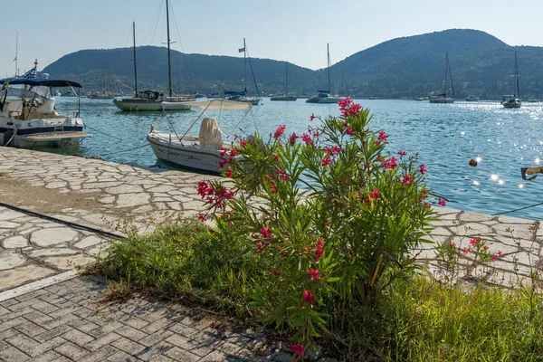 Nydri, Lefkada, Yunanistan 17 Temmuz: Bağlantı noktası Nydri defne, Lefkada, Yunanistan — Stok fotoğraf