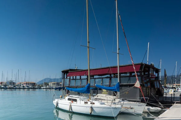 Lefkada town, griechenland 17. juli 2014: yachthafen in lefkada town, griechenland — Stockfoto