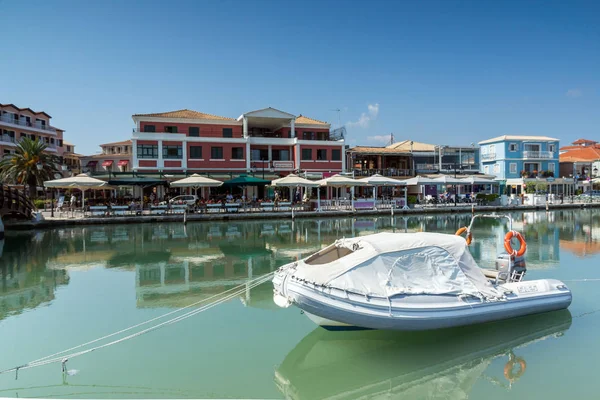 LEFKADA TOWN, GRECIA 17 DE JULIO DE 2014: Vista panorámica de la ciudad de Lefkada, Grecia — Foto de Stock