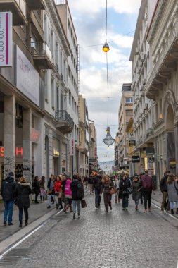 Atina, Yunanistan - 20 Ocak 2017: Tipik sokak Monastiraki square yakınındaki
