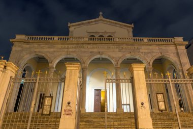 Atina, Yunanistan - 20 Ocak 2017: Gece fotoğraf Agios Dionysios Areopagitis Katolik Katedrali Atina, Attika