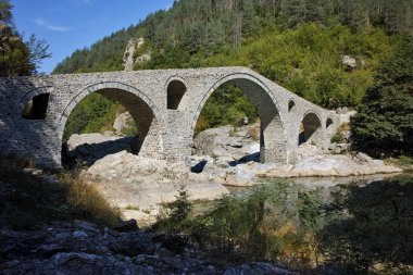 Yansıma Devil's Bridge uygulamasında Arda Nehri, Kırcaali bölgesi şaşırtıcı