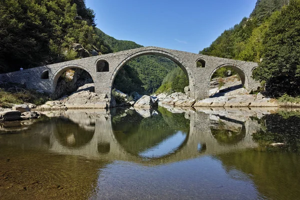 Reflexão incrível da ponte do diabo no rio Arda, região de Kardzhali — Fotografia de Stock