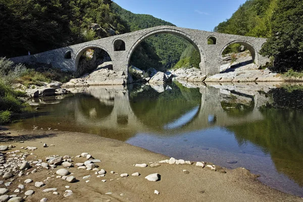 Reflexão incrível da ponte do diabo no rio Arda, região de Kardzhali — Fotografia de Stock
