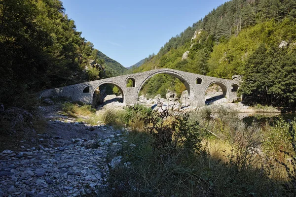 Geweldige reflectie van Duivelsbrug in Arda (rivier), Kardzhali regio — Stockfoto