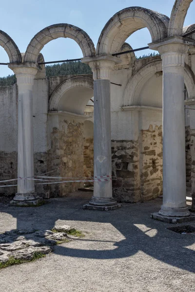 Ruinas de la iglesia redonda (dorada) de San Juan, Preslav cerca de la segunda ciudad capital del primer imperio búlgaro Gran Preslav — Foto de Stock