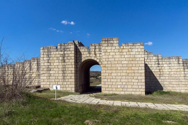 Ruinas de la capital del Primer Imperio búlgaro fortaleza medieval Gran Preslav (Veliki Preslav), Bulgaria — Foto de Stock