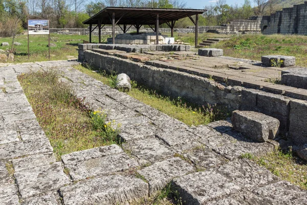 Ruinas de la capital del Primer Imperio búlgaro fortaleza medieval Gran Preslav (Veliki Preslav), Bulgaria — Foto de Stock