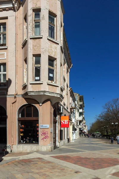 SHUMEN, BULGARIA - APRIL 10, 2017:  Central pedestrian street bul. Slavyanski in city of Shumen — Stock Photo, Image