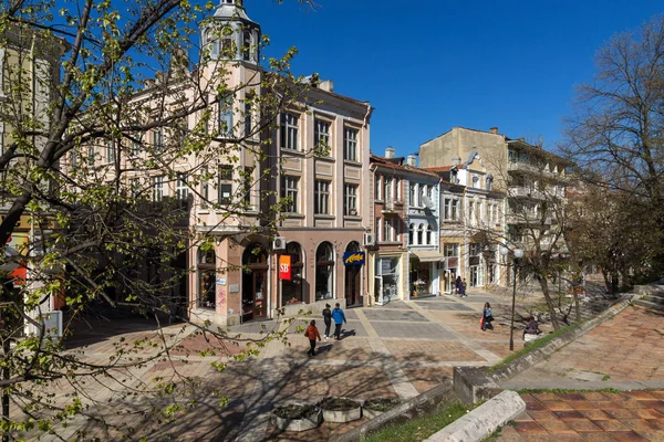 Shumen, Bulgaristan - 10 Nisan 2017: Merkez yaya cadde bul. Slavyanski Shumen şehir içinde — Stok fotoğraf